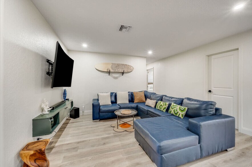 Building Photo - 415 N Shore Dr