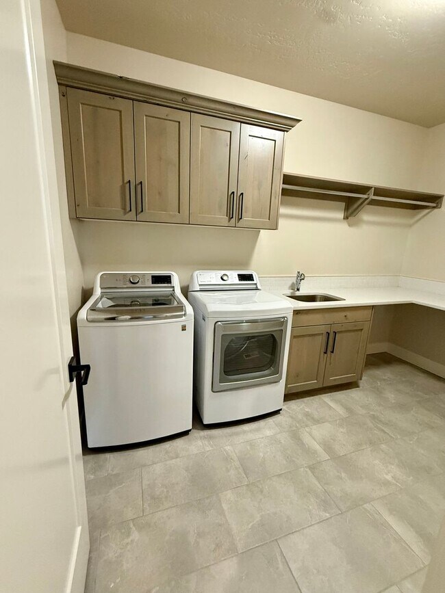 Building Photo - Welcome to this stunning 5-bedroom, 3.5-ba...