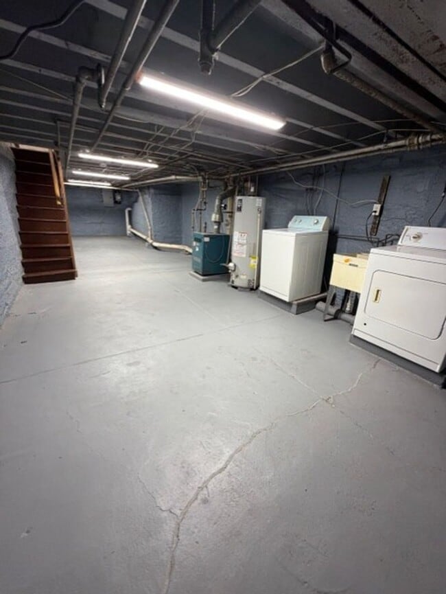 Building Photo - Spacious 3 Bedroom Grays Ferry