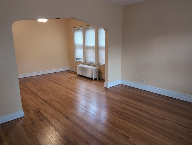 Building Photo - 5622 N Mango Ave