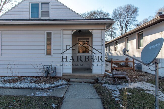Building Photo - 5th Avenue SE Duplex