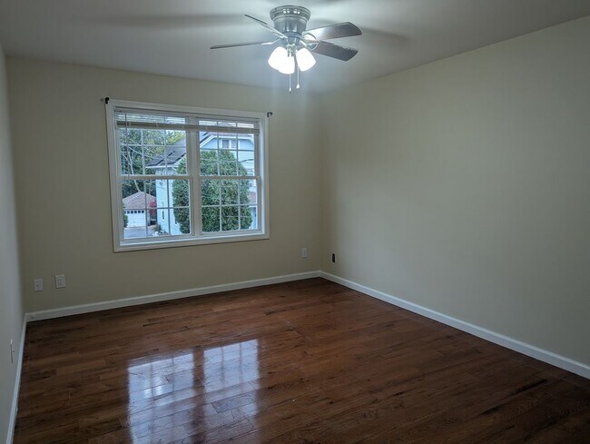 Building Photo - 33 Hallock St