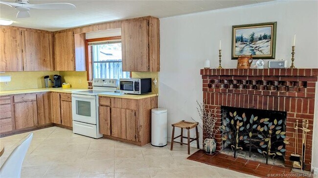 Building Photo - 1097 NE Kubin Ave