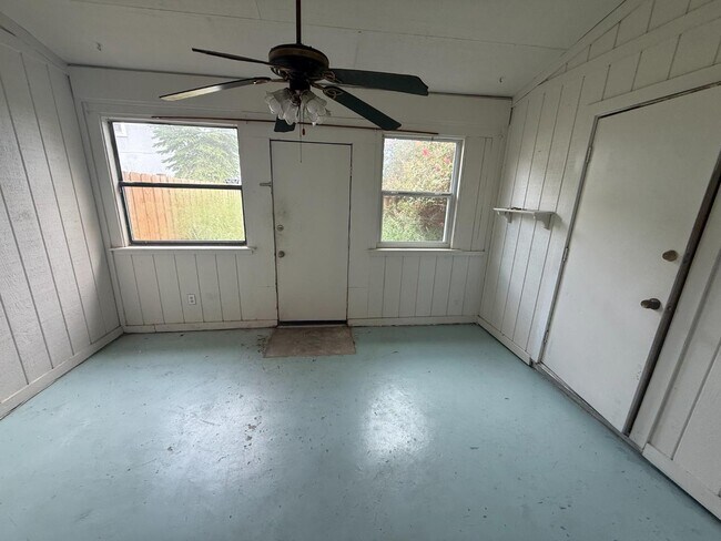Building Photo - 5549 Cabot Dr N