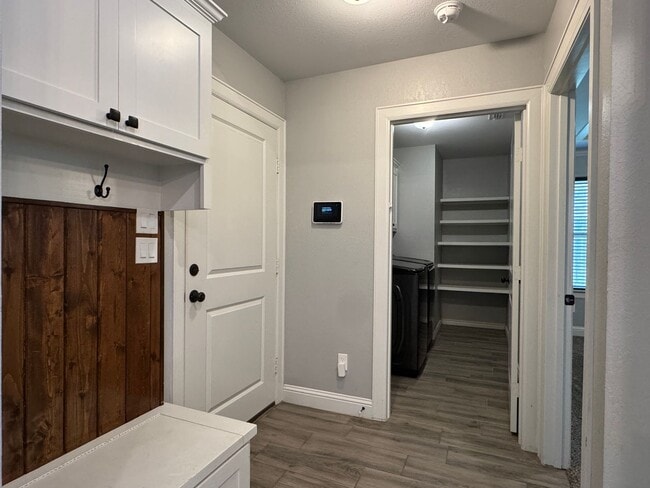 Building Photo - 205 Meadow Ln