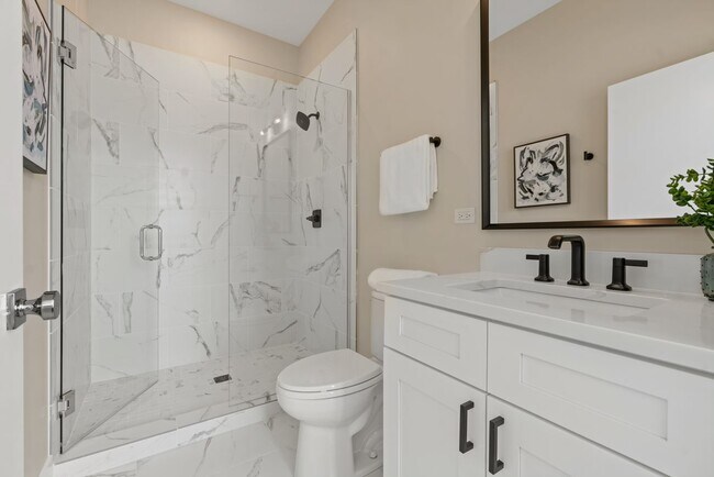 Building Photo - 1646 W Belmont Ave