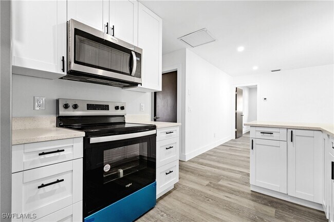 Building Photo - 709 SE 10th Pl
