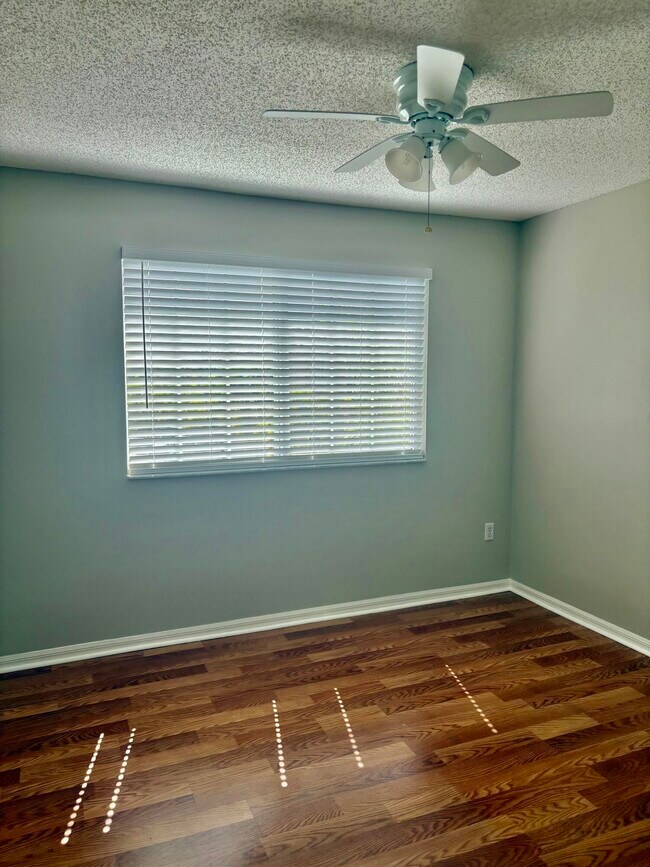 Building Photo - 900 Crestwood Ct S