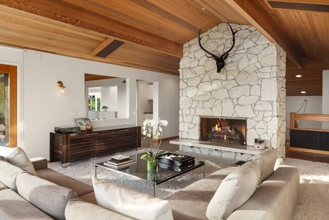 Building Photo - 3Bd/3.5Ba Clyde Hill Home