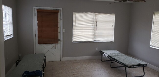Building Photo - NICE, LARGE (SOLAR POWERED!)   4 BED / 2 B...