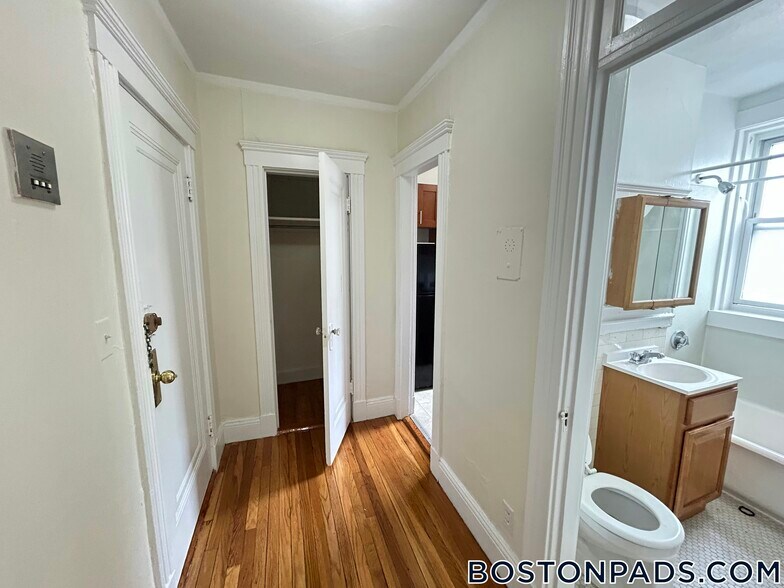 Building Photo - 1185 Boylston St