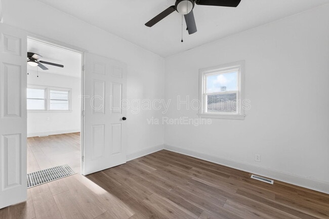 Building Photo - 604 1/2 Hart Street