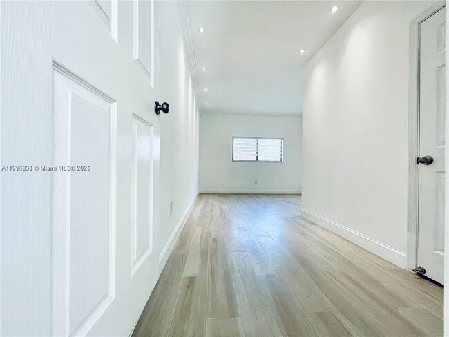 Building Photo - 21235 NE 19th Ct