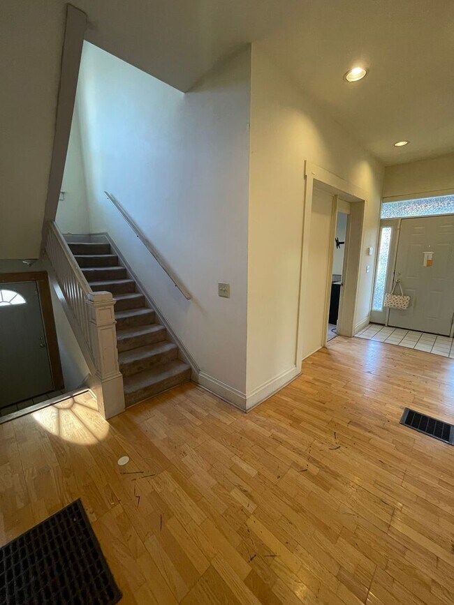 Building Photo - 194 E 14th Ave