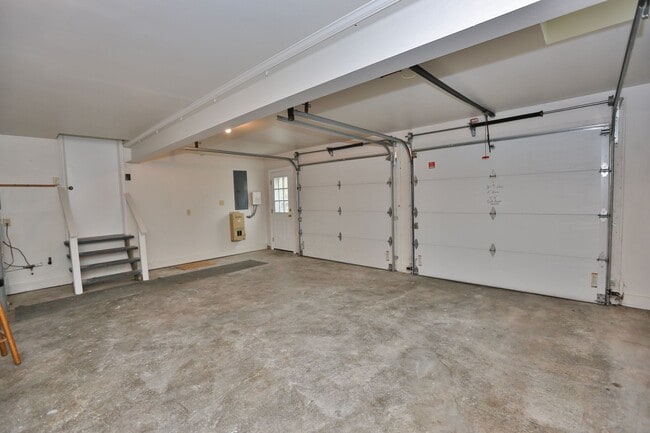 Building Photo - Waterfront Ranch Home - Excellent School Z...