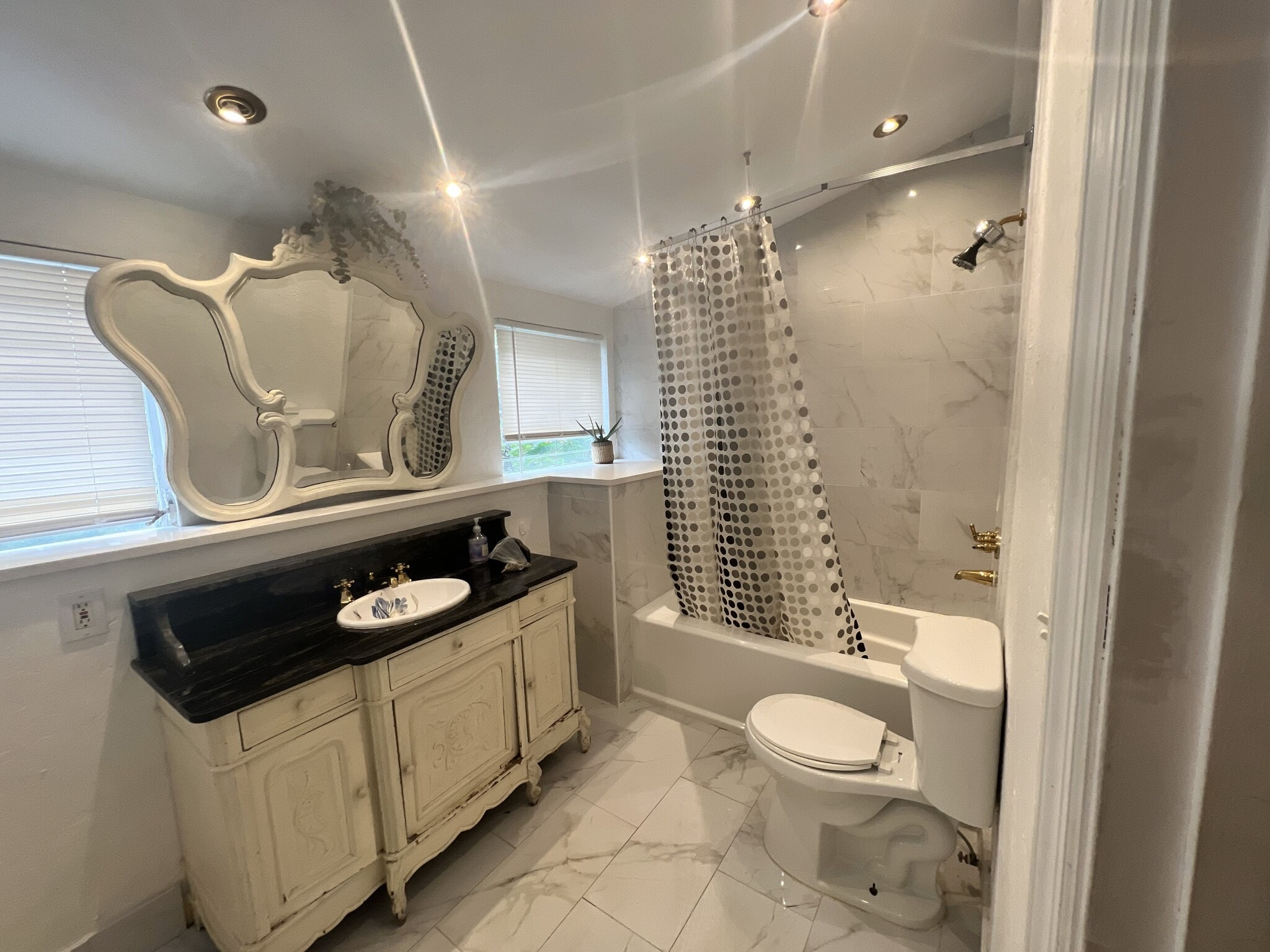 Building Photo - 100 NE 43rd St