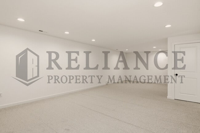 Building Photo - 5238 N Pinecrest Ct