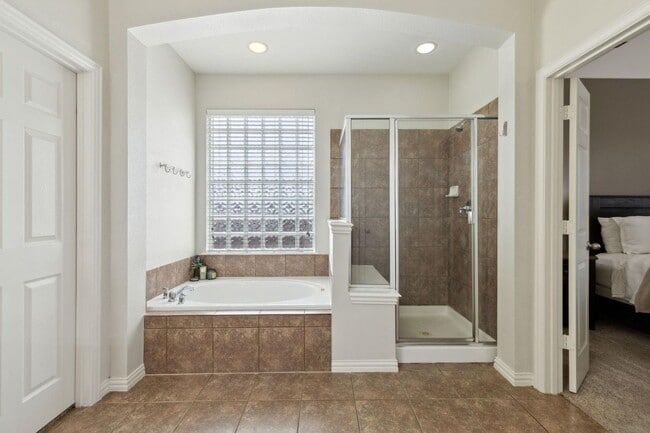 Building Photo - Luxury Living in HERITAGE! This is must se...