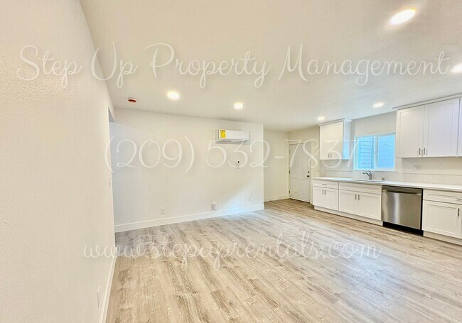 Building Photo - 18669 Pine St