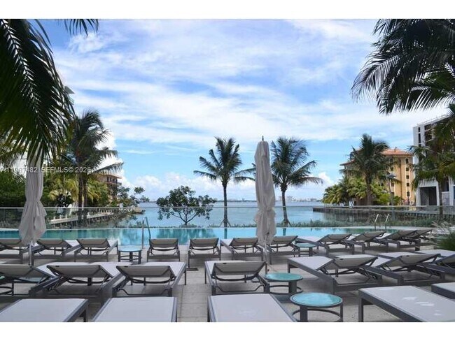 Building Photo - 460 NE 28th St