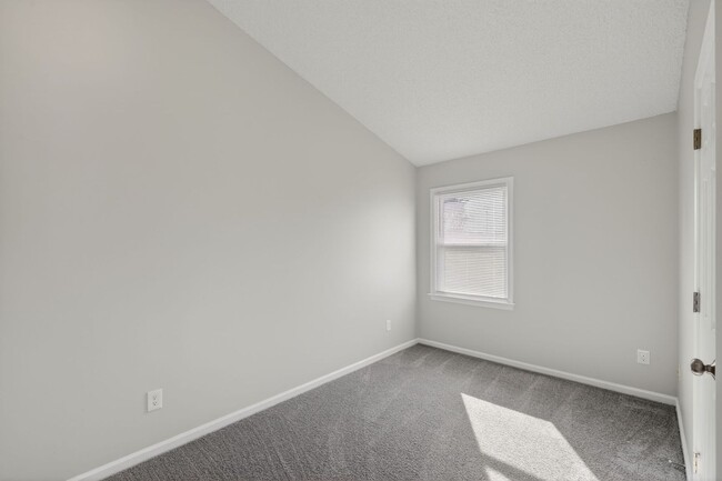 Building Photo - 729 Creekside Crescent