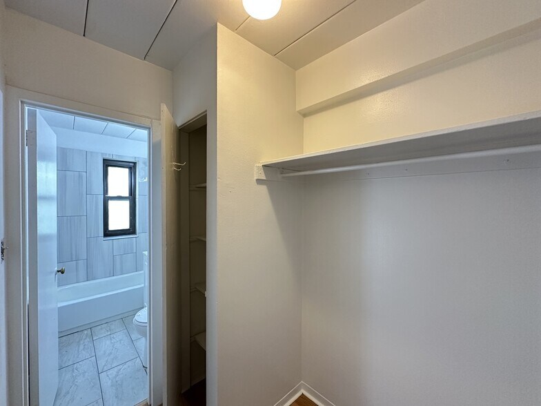 Building Photo - 1360 W Touhy Ave