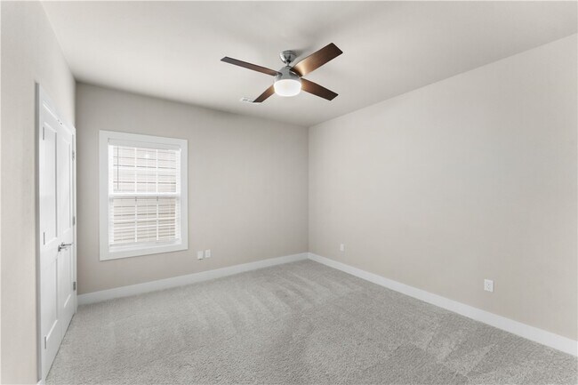 Building Photo - 830 NE Hts Ln