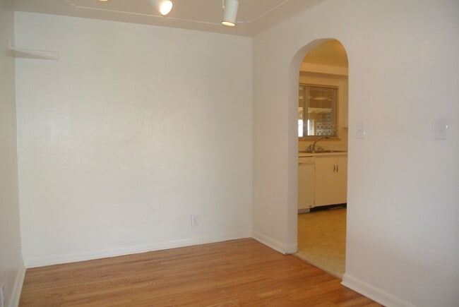 Building Photo - 2 bedroom/1 bathroom