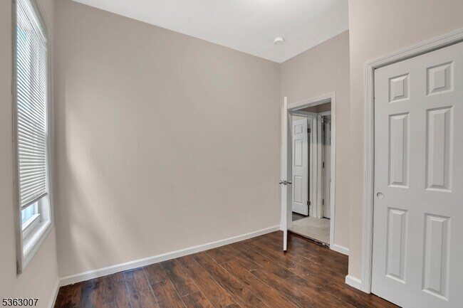 Building Photo - 142 Seymour Ave