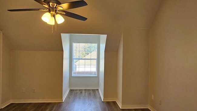 Building Photo - 406 Parkwood Pl