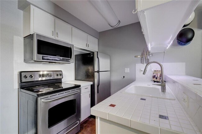 Building Photo - 2302 East Side Dr