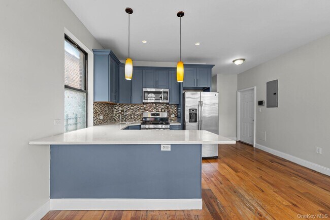 Building Photo - 746 E 219th St