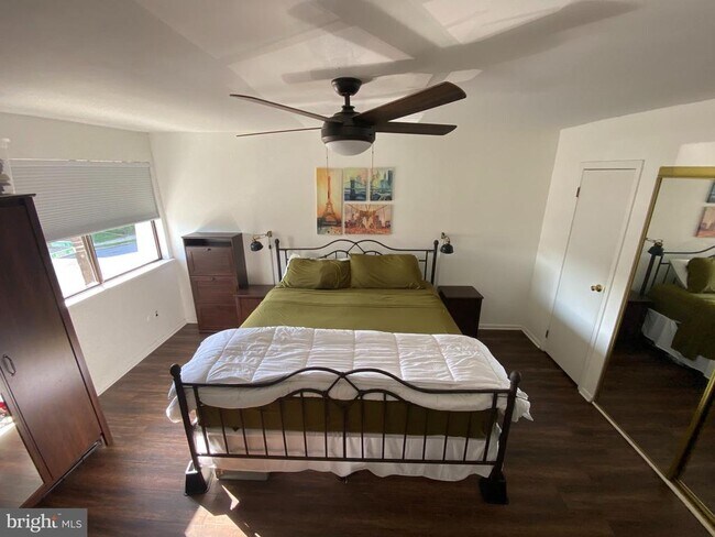 Building Photo - 3850 Woodhaven Rd