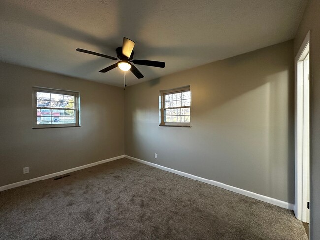 Building Photo - 3 bedroom/1.5 bath brick home for rent in ...