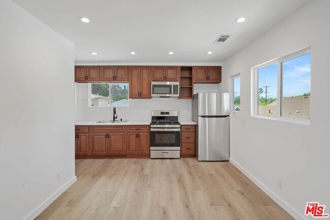 Building Photo - 510 E Palmer Ave