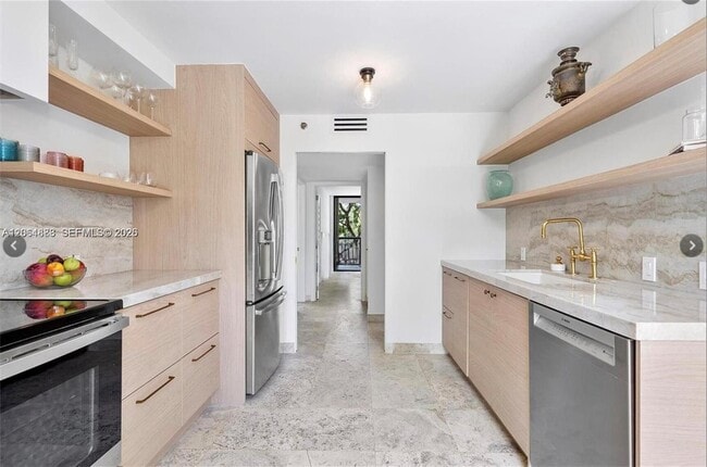 Building Photo - 2575 S Bayshore Dr