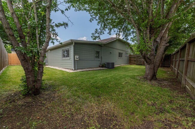 Building Photo - 10703 Highland Woods Dr