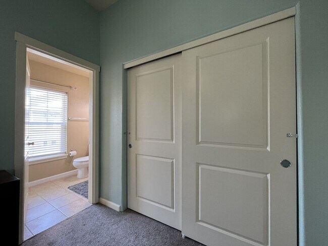 Building Photo - Well-Designed Condo with Dual Primary Suites, Vaulted Ceilings & Community Clubhouse