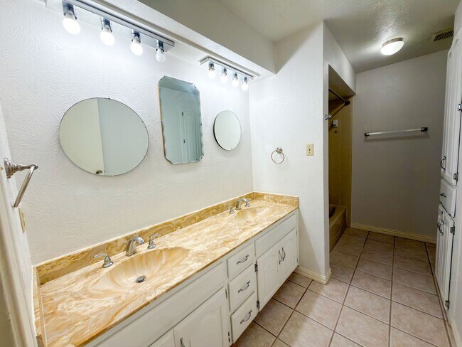 Building Photo - 520 Sumac Pl