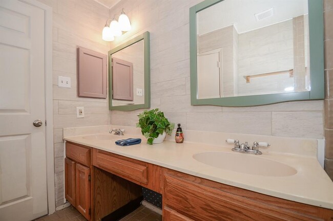 Building Photo - 9414 Clipperwood Pl