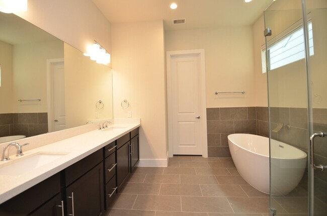 Building Photo - 2616 Riverside Dr