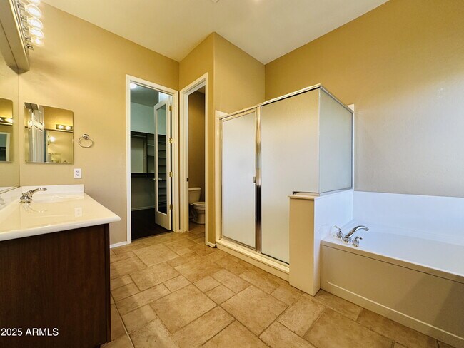 Building Photo - 2720 E Hazeltine Way