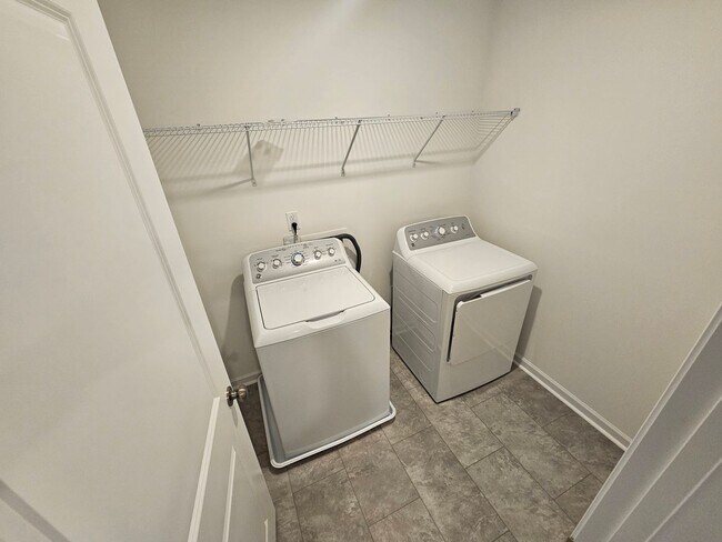 Building Photo - Beautiful Townhome in Concord! Great schools!