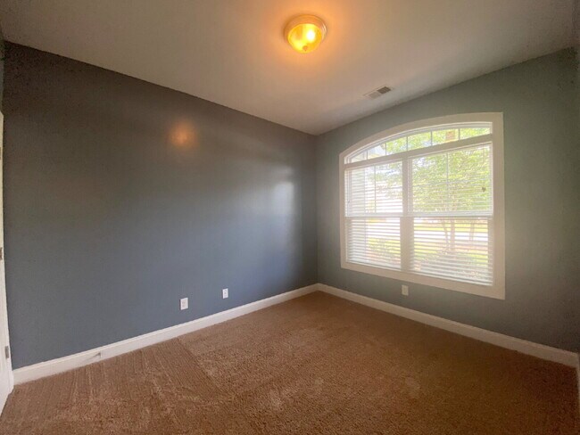 Building Photo - Spacious Three Bedroom Town Home! Located ...