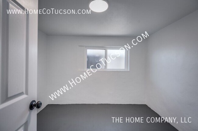 Building Photo - 940 E Florita St