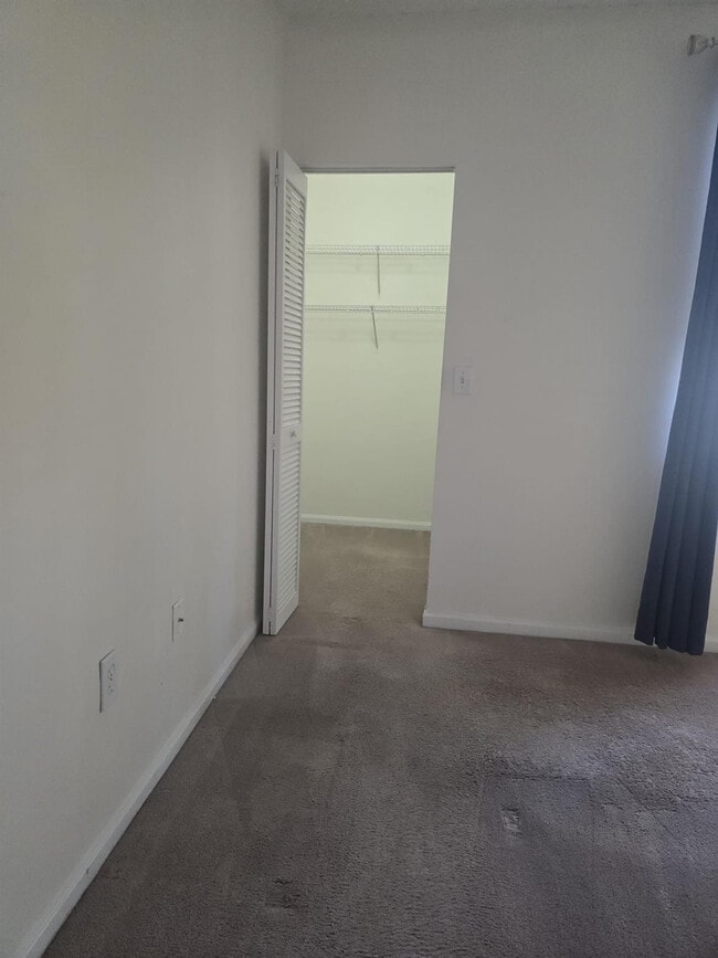 Building Photo - 7970 N Nob Hill Rd