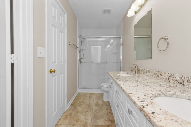 Building Photo - Townhome in The Market Common!