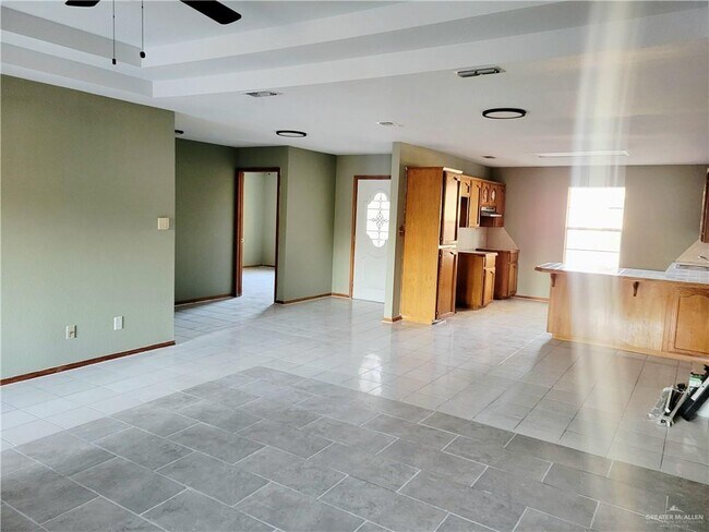 Building Photo - 16 Fairway Dr