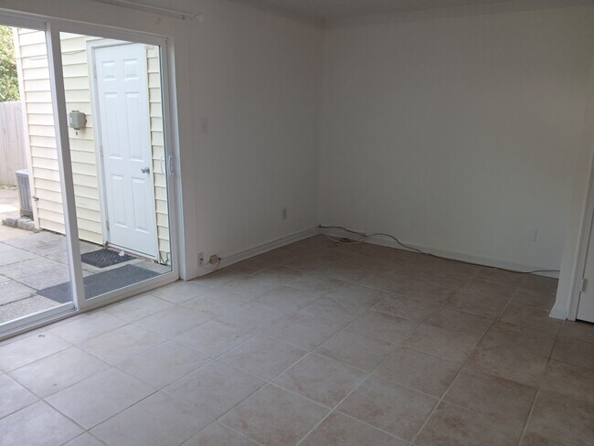 Building Photo - 2241 Sedgewick Dr