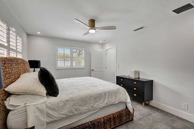 Building Photo - 1261 Singer Dr